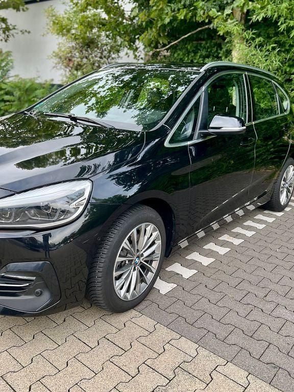 Schwarz Gebraucht 2018 BMW 220 Active Tourer Luxury Line Van / Kleinbus | 17.900 € (Guter Preis) - Bild 1/4