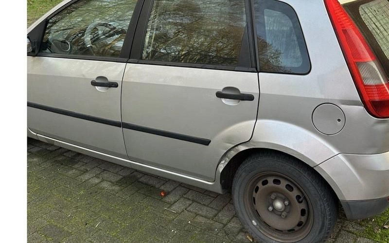 Gebraucht Ford Fiesta 69 PS (50 kW) 2004 Silber Limousine