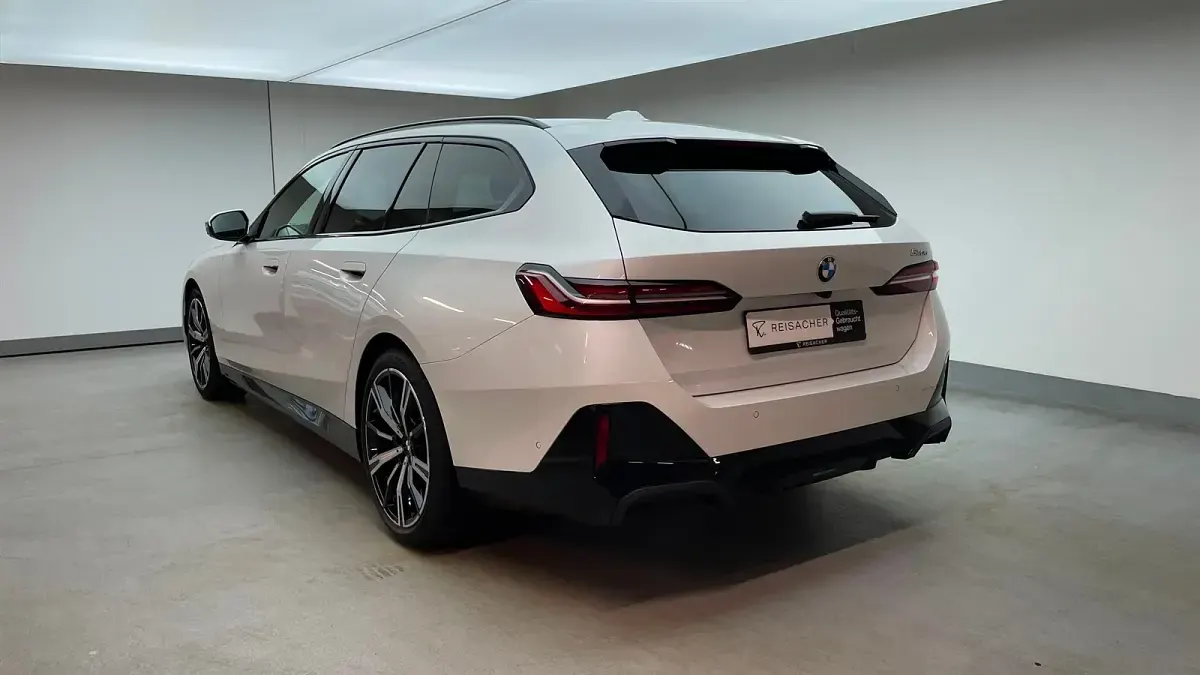Gebraucht BMW 520 Comfort Edition 197 PS (144 kW) 2025 Mineralweiß metallic Kombi