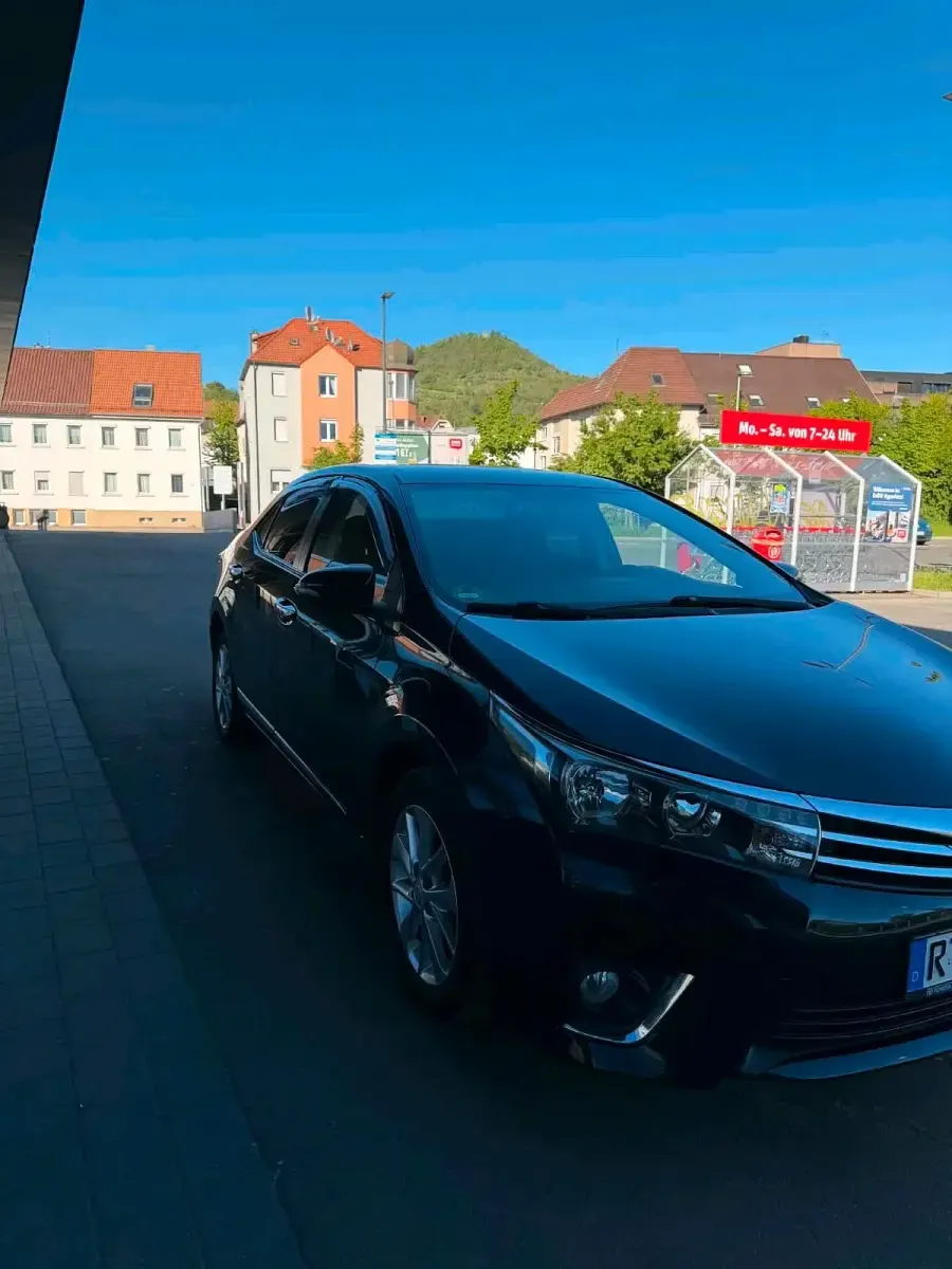 Używany Toyota Corolla 99 KM (72 kW) 2014 Niebieski Sedan/Limuzyna