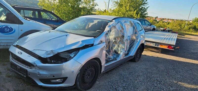 Grau Gebraucht 2018 Ford Focus Business Edition Kombi | 1.950 € - Bild 1/2