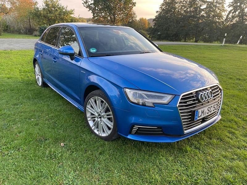 Blau Gebraucht 2017 Audi A3 Sportback e-tron Design Kleinwagen | 19.000 € (Teuer) - Bild 1/4