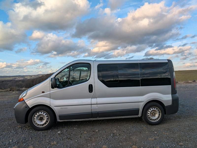 Gebraucht Renault Trafic 100 PS (73 kW) 2003 Silber Van / Kleinbus