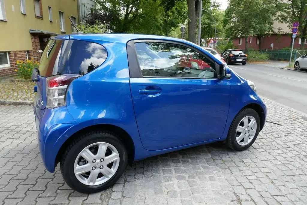 Gebraucht Toyota iQ 68 PS (50 kW) 2011 Blau Kleinwagen