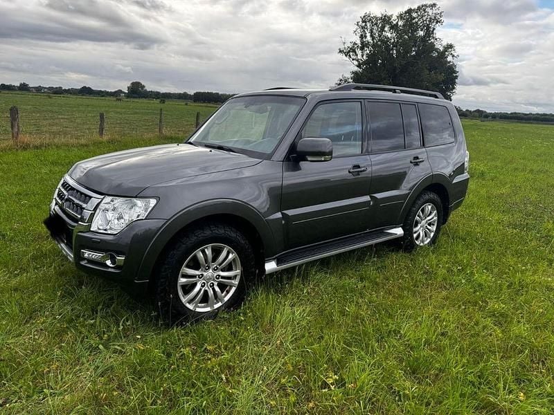 Grau Gebraucht 2017 Mitsubishi Pajero Edition SUV | 28.900 € (Fairer Preis) - Bild 1/4