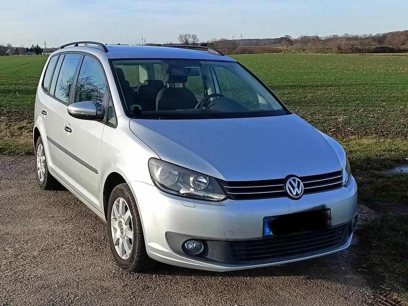 Gebraucht VW Touran Trendline 105 PS (77 kW) 2014 Silber Van / Kleinbus