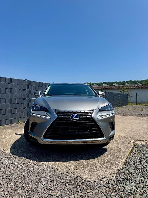 Silber Gebraucht 2019 Lexus NX300h SUV | 24.300 € (Guter Preis) - Bild 1/4