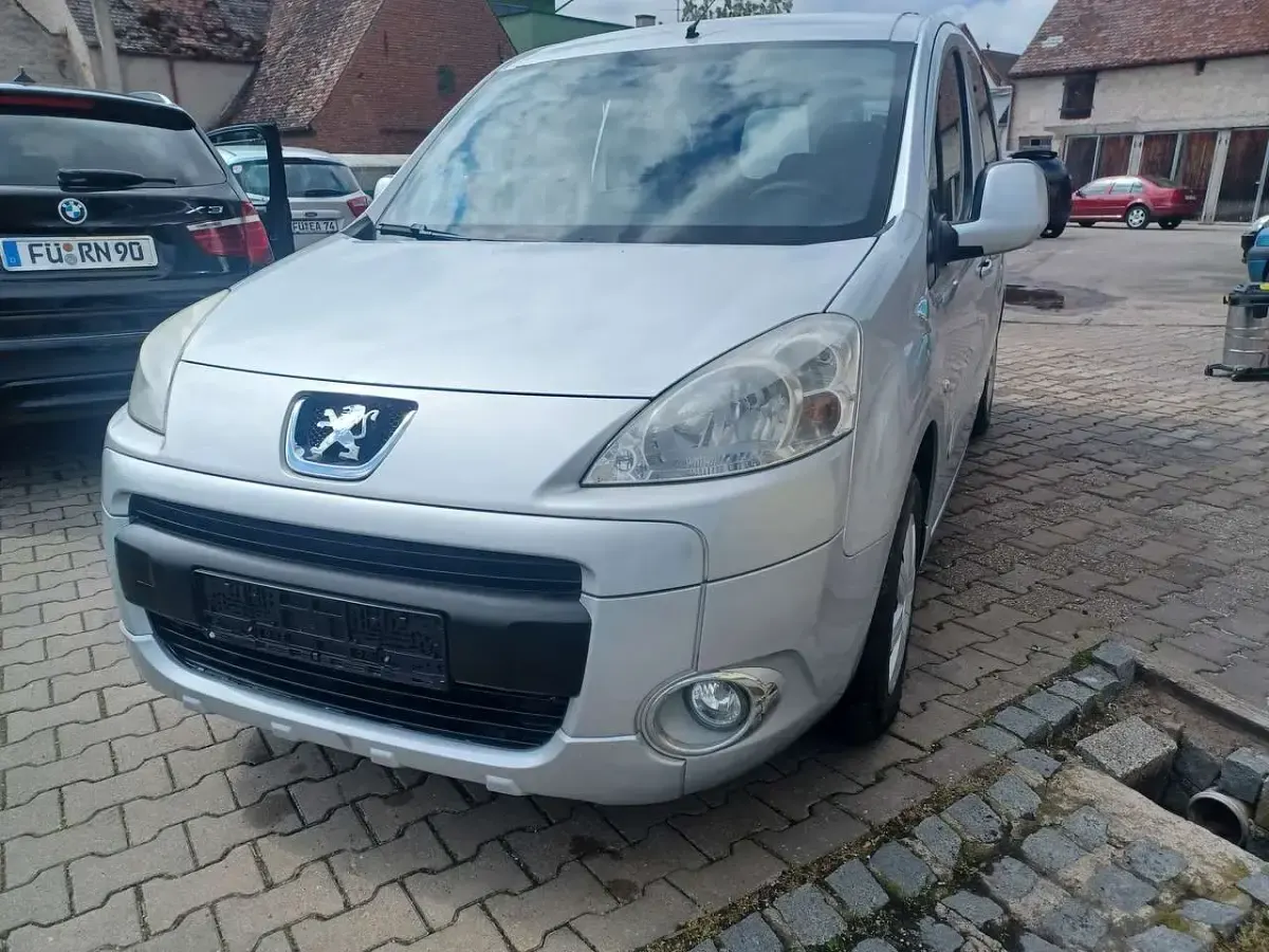 Gebraucht Peugeot TePee Tendance 120 PS (88 kW) 2011 Silbermet Kombi