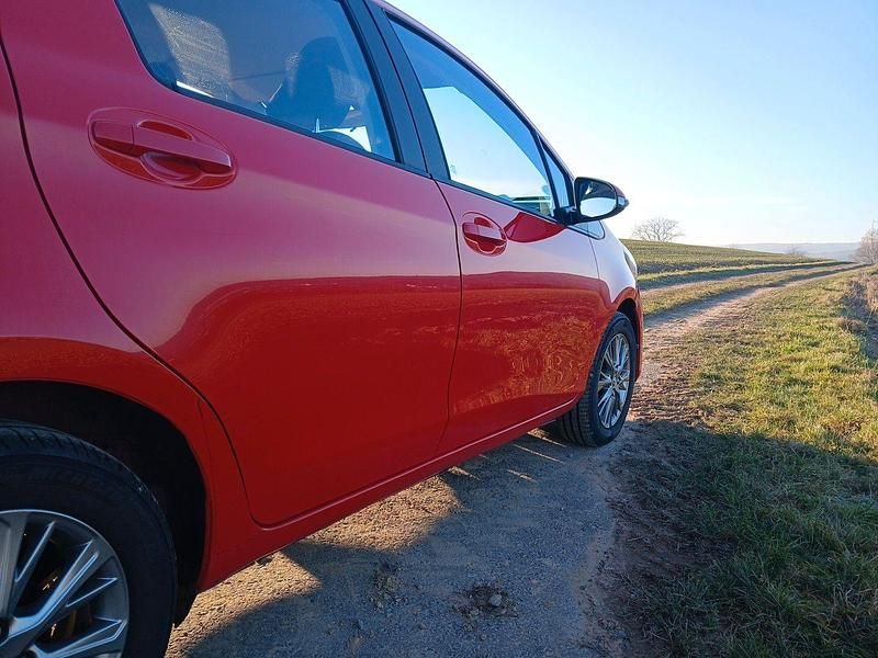 Gebraucht Toyota Yaris Comfort 111 PS (81 kW) 2017 Rot Kleinwagen