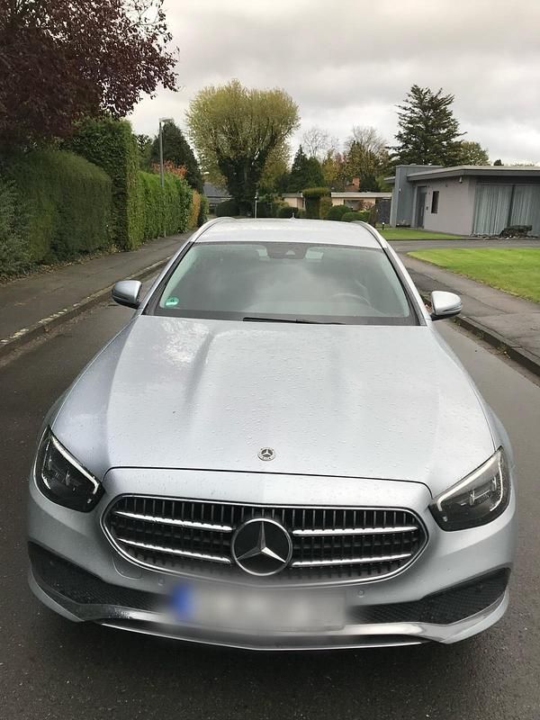 Silber Gebraucht 2022 Mercedes E220 Kombi | 20.900 € - Bild 1/4