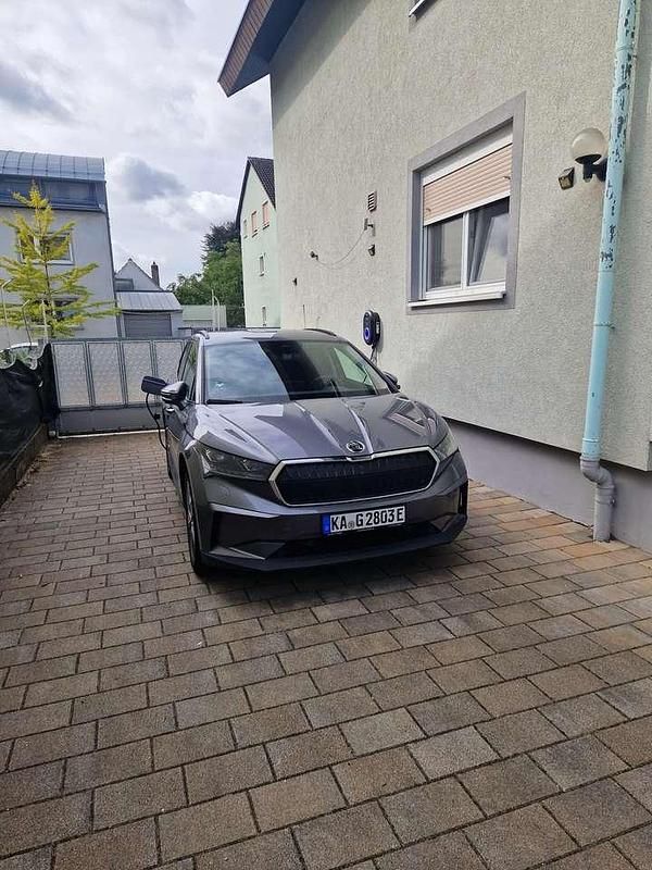 Grau Gebraucht 2023 Skoda Enyaq iV SUV | 33.000 € (Teuer) - Bild 1/4