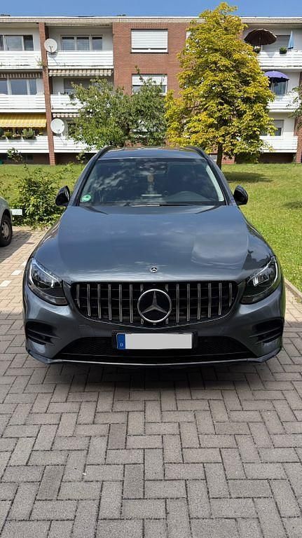 Grau Gebraucht 2017 Mercedes GLC300 AMG line SUV | 19.800 € (Teuer) - Bild 1/4