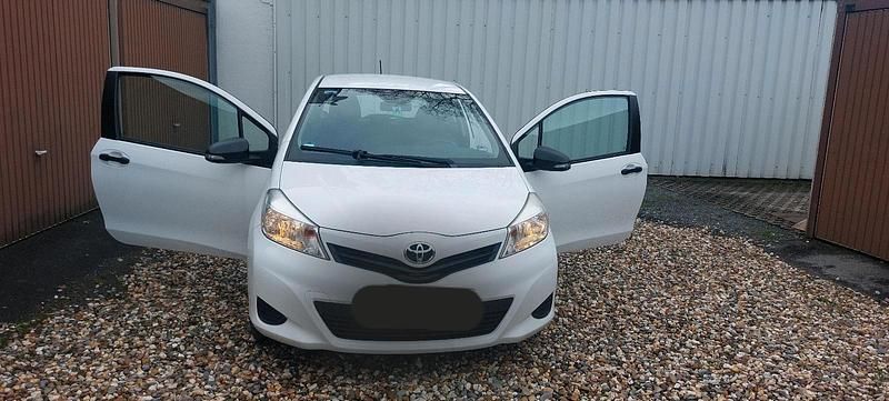 Gebraucht Toyota Yaris 69 PS (50 kW) 2013 Weiß Kleinwagen