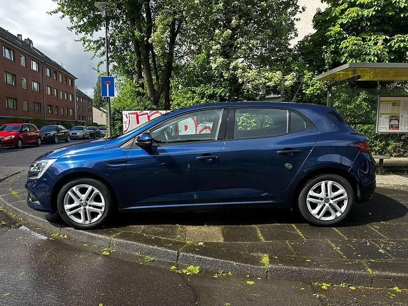 Gebraucht Renault Mégane IV Play 101 PS (74 kW) 2018 Blau Limousine