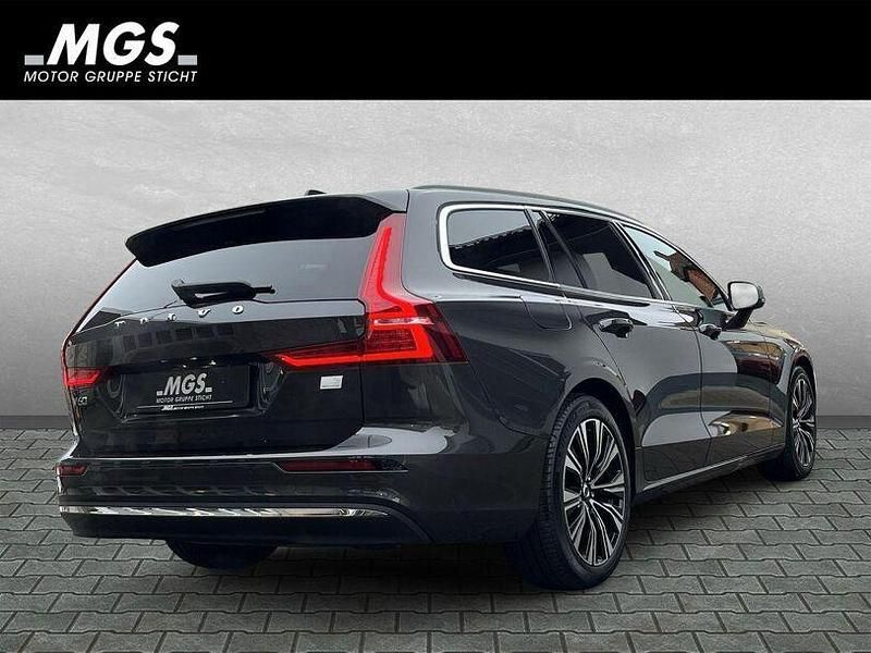 Gebraucht Volvo V60 Plus 253 PS (186 kW) 2022 Platinum grey Kombi