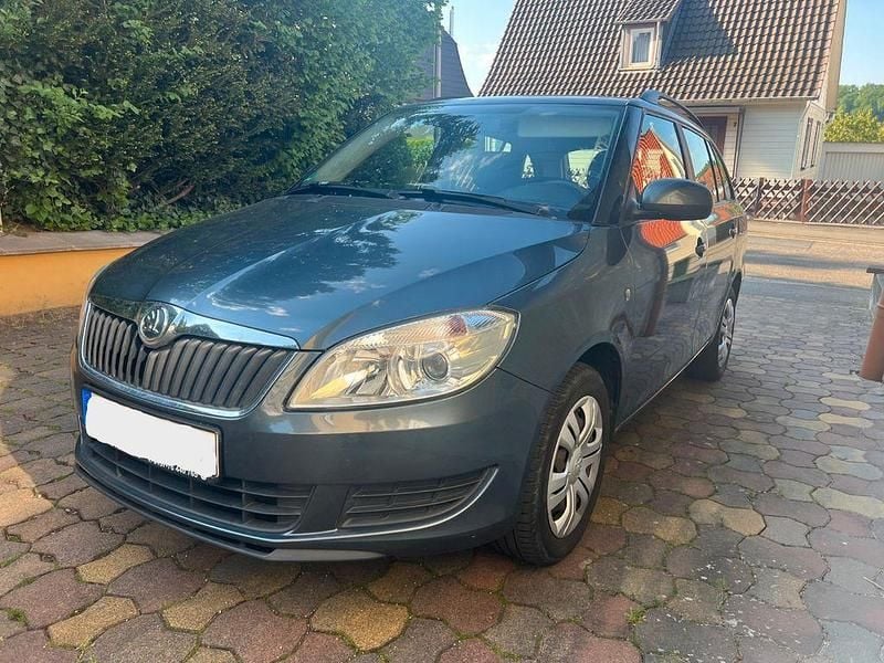 Grau Gebraucht 2014 Skoda Fabia Ambition Kombi | 3.999 € (Guter Preis) - Bild 1/4