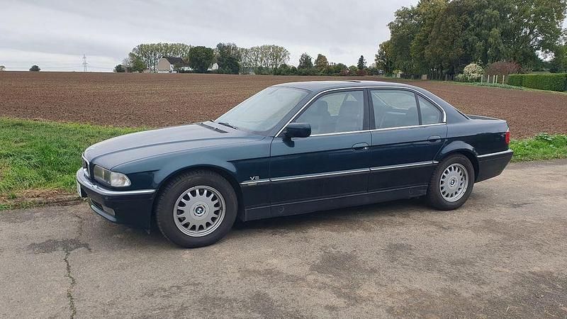 Grün Gebraucht 1998 BMW 740 Limousine | 7.500 € - Bild 1/4