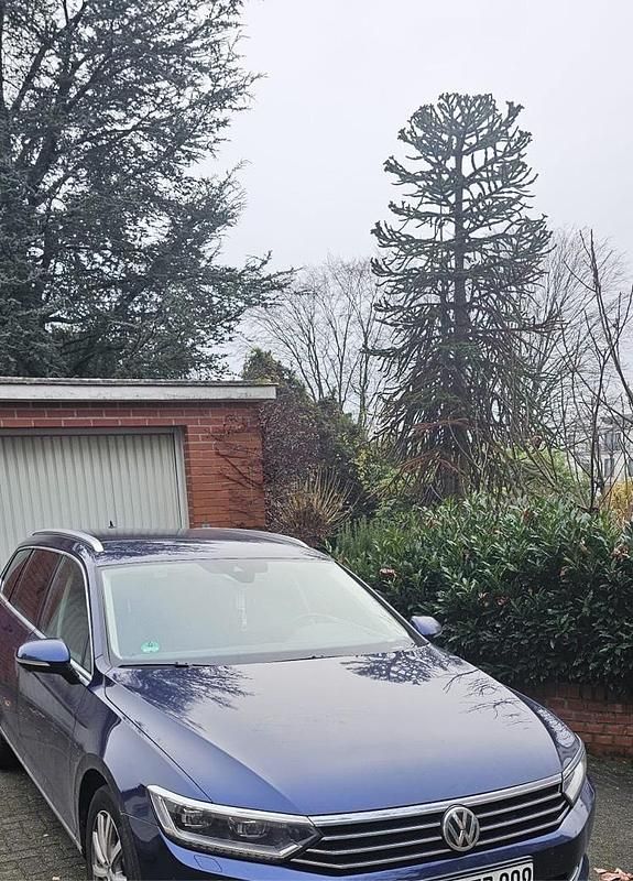 Blau Gebraucht 2018 VW Passat Kombi | 12.900 € (Superpreis) - Bild 1/3