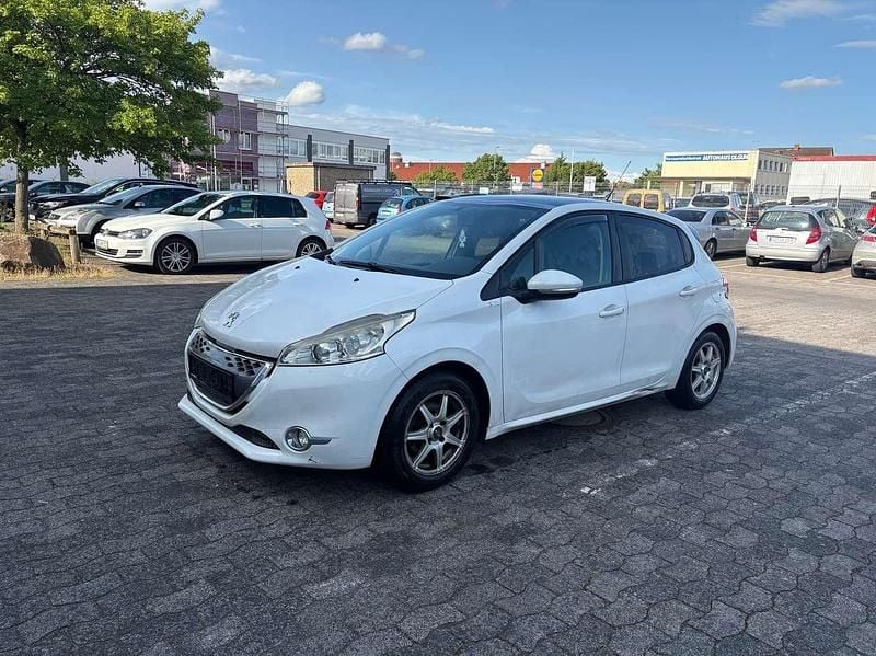 Gebraucht Peugeot 208 Active 68 PS (50 kW) 2012 Lack weiss banquise Kleinwagen