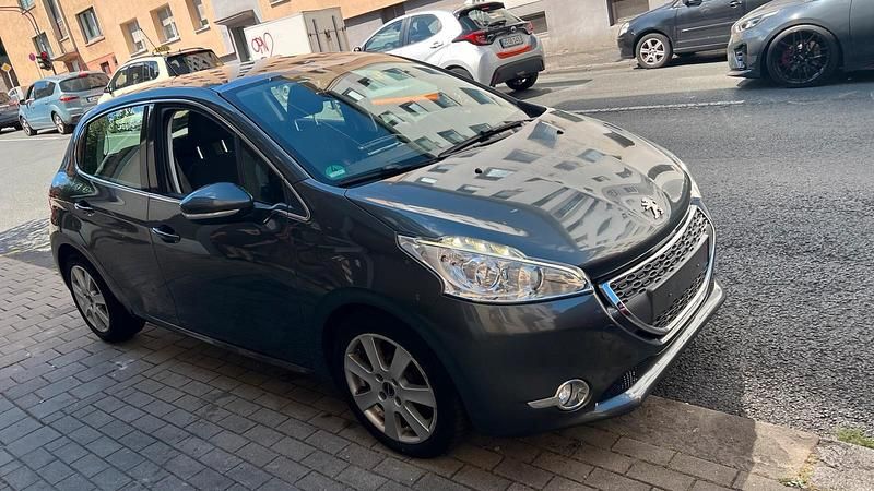 Grau Gebraucht 2013 Peugeot 208 Kleinwagen | 3.200 € (Guter Preis) - Bild 1/4