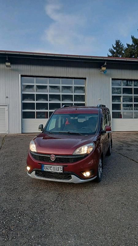 Gebraucht Fiat Doblò 120 PS (88 kW) 2016 Rot Van / Kleinbus