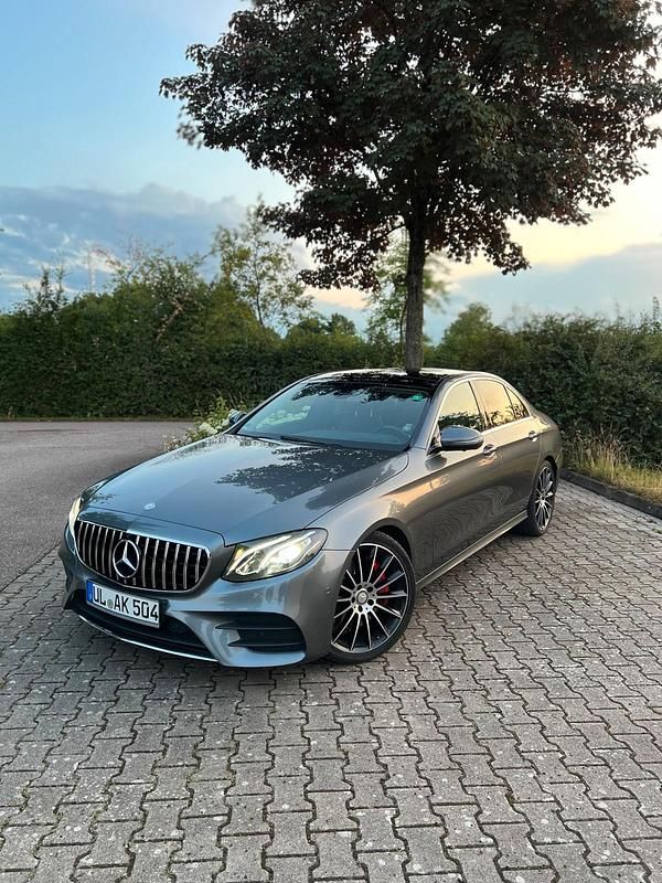 Grau Gebraucht 2016 Mercedes E350 Limousine | 29.999 € - Bild 1/4
