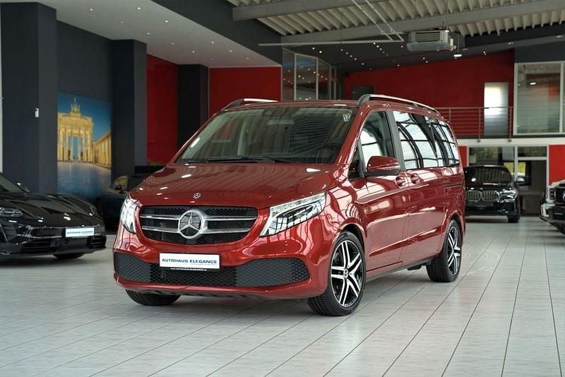 Lackfarbe hyazinthrot metallic Gebraucht 2021 Mercedes V250 Sport Van / Kleinbus | 45.980 € (Superpreis) - Bild 1/4