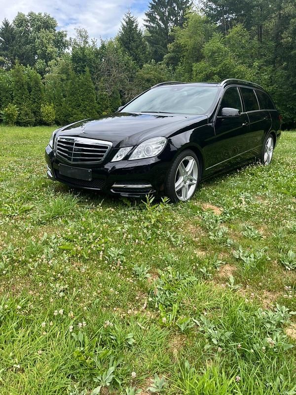 Schwarz Gebraucht 2012 Mercedes E350 Kombi | 13.990 € (Fairer Preis) - Bild 1/4