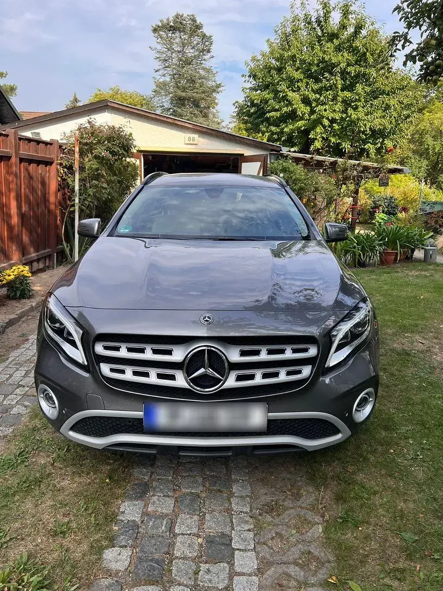 Gebraucht Mercedes GLA180 122 PS (89 kW) 2019 Grau SUV
