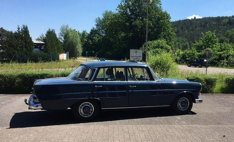 Gebraucht Mercedes 200 50 PS (36 kW) 1965 Blau Limousine