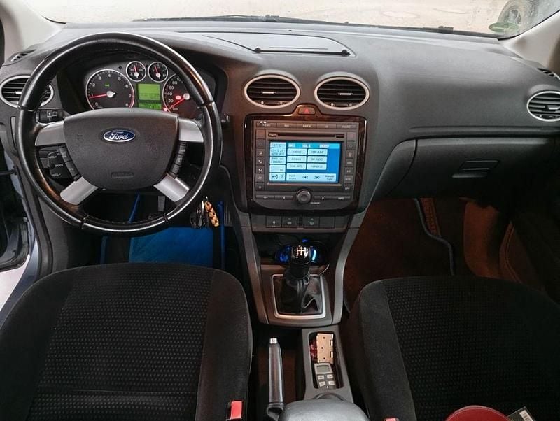 Blau Gebraucht 2006 Ford Focus Ghia Limousine | 1.100 € (Superpreis) - Bild 1/4