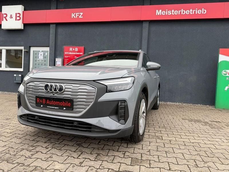 Gebraucht Audi Q4 e-tron Basis 125 kW (170 PS) 2023 Mondsteingrau SUV
