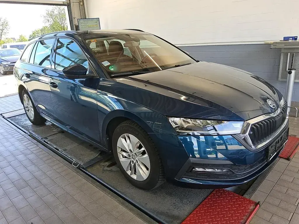 Gebraucht Skoda Octavia Ambition 131 PS (96 kW) 2022 Blau Limousine