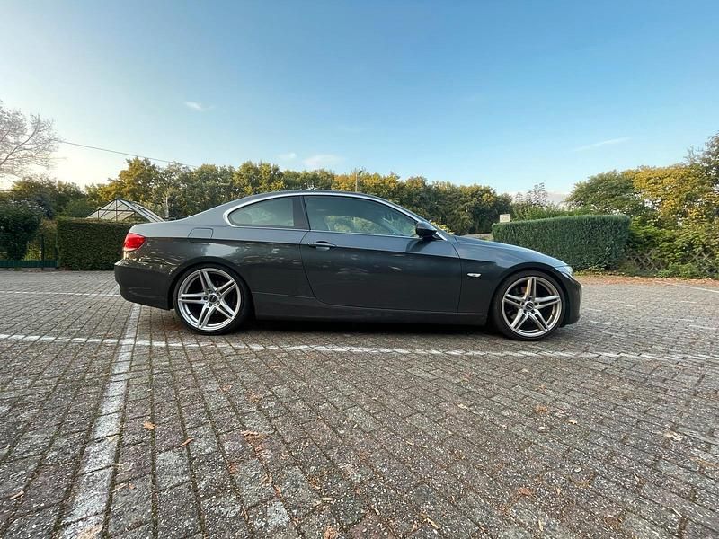Grau Gebraucht 2008 BMW 325 M Sport Coupé | 4.250 € - Bild 1/4