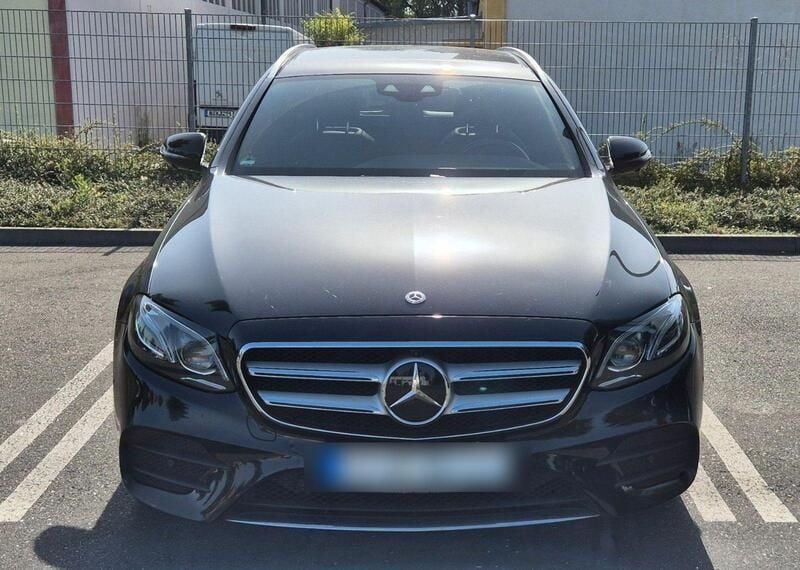 Schwarz Gebraucht 2018 Mercedes E400 AMG line Kombi | 29.990 € (Superpreis) - Bild 1/4