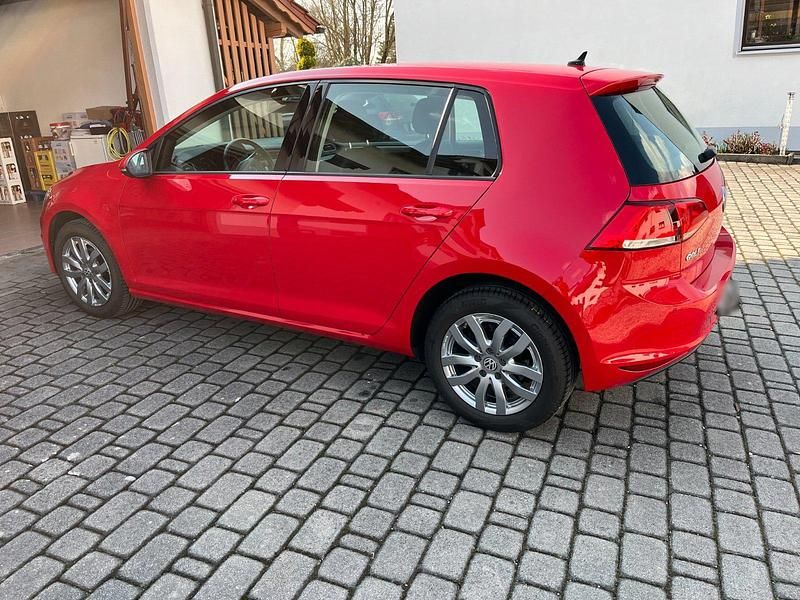 Gebraucht VW Golf VII Trendline 86 PS (63 kW) 2017 Rot Limousine