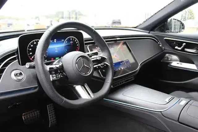 Gebraucht Mercedes E300 AMG 129 PS (94 kW) 2024 Grau