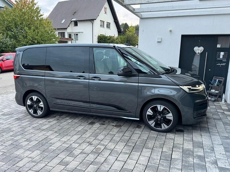 Grau Gebraucht 2023 VW Multivan Edition Van | 52.900 € (Etwas zu teuer) - Bild 1/4