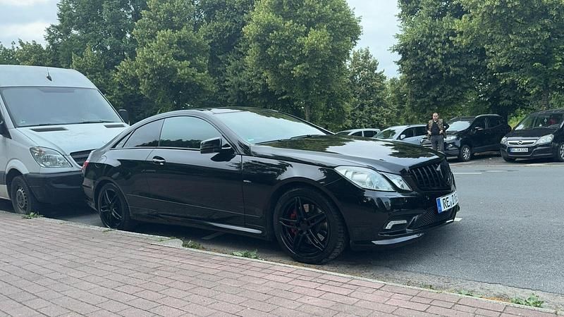Schwarz Gebraucht 2010 Mercedes 350 AMG Coupé | 11.000 € (Etwas zu teuer) - Bild 1/4