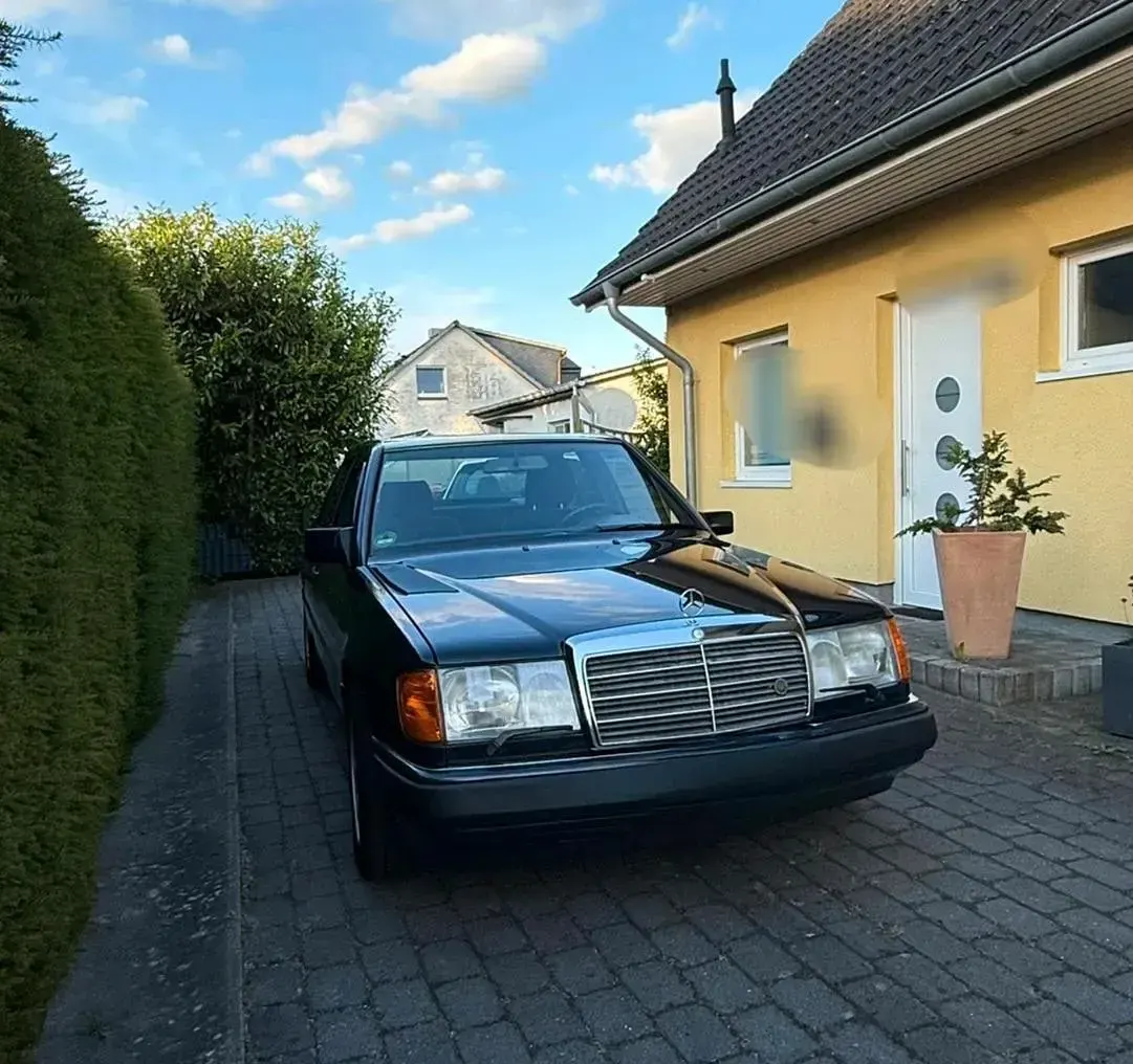 Gebraucht Mercedes E220 150 PS (110 kW) 1993 Blau Limousine