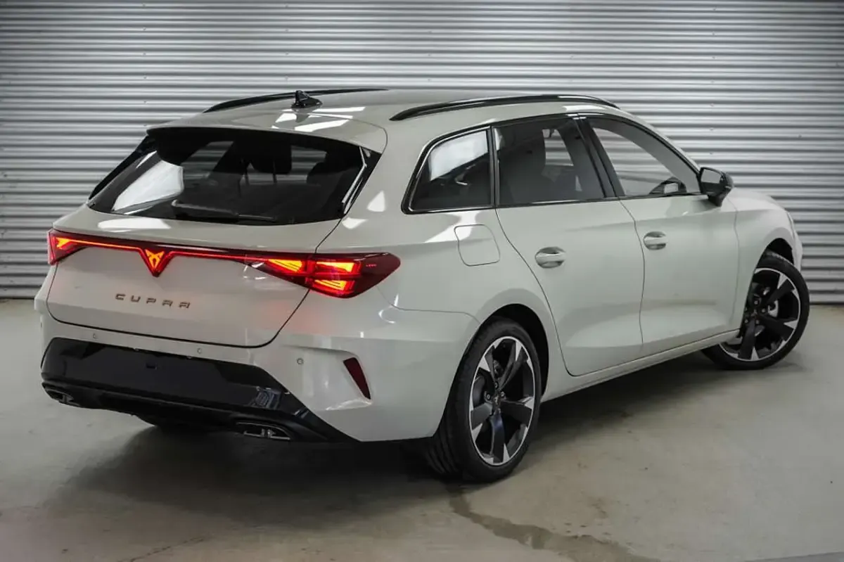 Neu Cupra Leon 150 PS (110 kW) 2026 Magnetic grau metallic (s7) Kombi