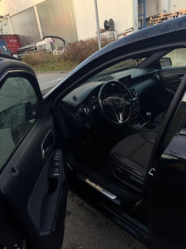 Gebraucht Mercedes A180 122 PS (89 kW) 2013 Schwarz Limousine