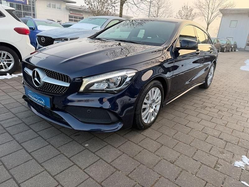 Blau Gebraucht 2017 Mercedes CLA180 Shooting Brake AMG Kombi | 17.900 € (Fairer Preis) - Bild 1/4