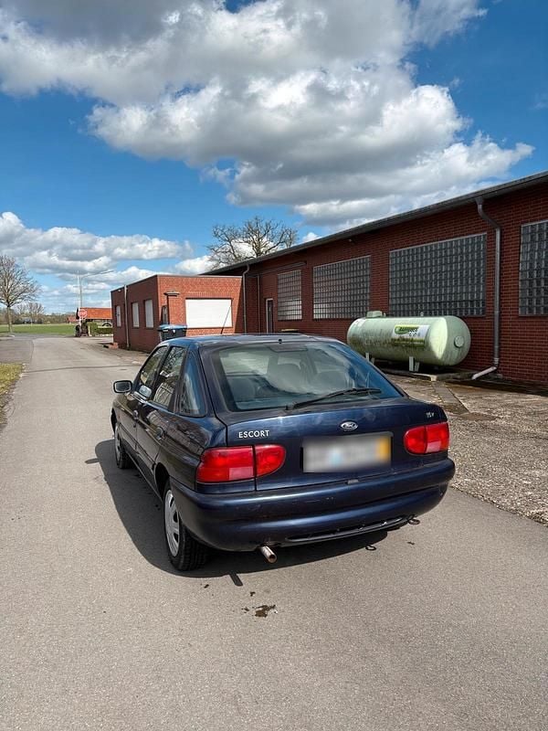 Gebraucht Ford Escort 90 PS (66 kW) 1998 Blau Limousine
