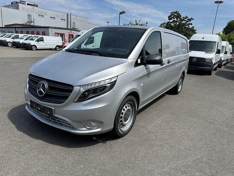 Brillantsilber metallic Gebraucht 2021 Mercedes Vito Van / Kleinbus | 29.512 € (Superpreis) - Bild 1/4