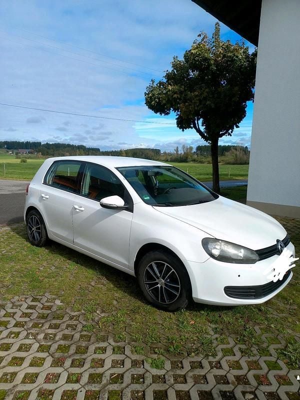 Weiß Gebraucht 2011 VW Golf VI Trendline Limousine | 2.900 € (Superpreis) - Bild 1/4