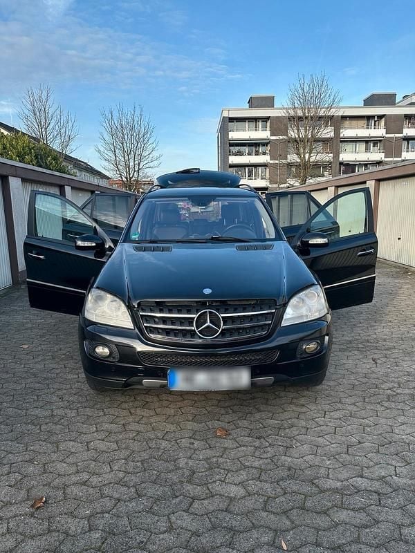Schwarz Gebraucht 2006 Mercedes ML320 SUV | 7.500 € - Bild 1/4