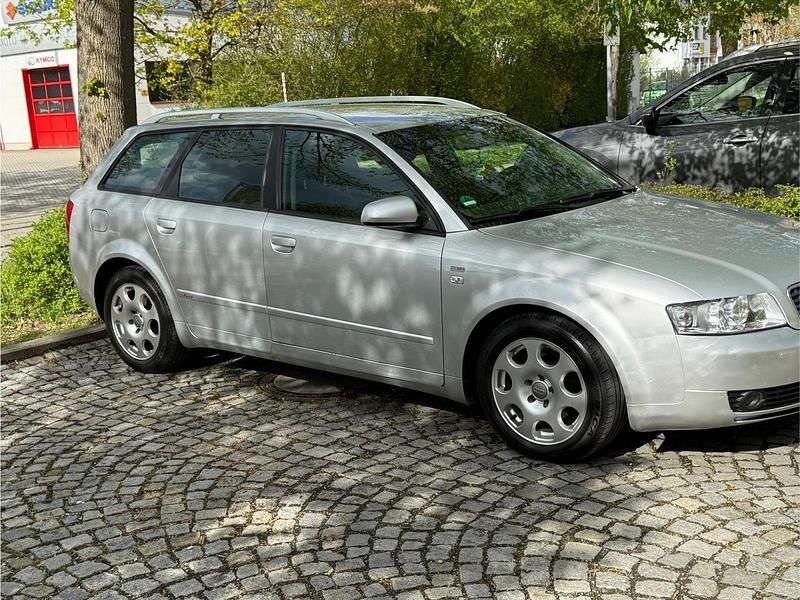 Second-hand Audi A4 105 CP (77 kW) 2004 Gri Hatchback
