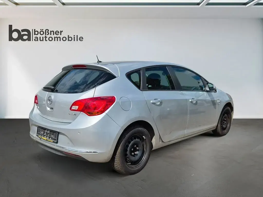 Usata Opel Astra Active 140 CV (102 kW) 2013 Argento Berlina