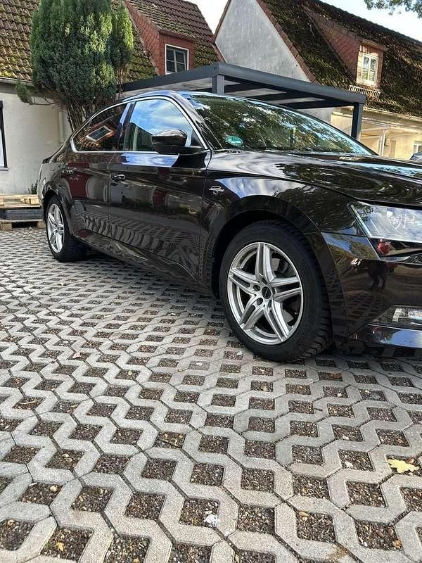 Braun Gebraucht 2016 Skoda Superb LAURIN & KLEMENT Limousine | 16.999 € (Guter Preis) - Bild 1/4